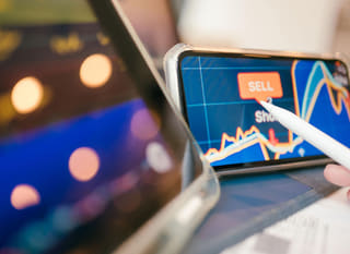 Profesional de trading evaluando alternativas en Bitcoin, Ethereum y mercados de divisas