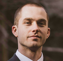 Retrato de Thomas Whitfield, especialista en mercado cripto y analista de trading