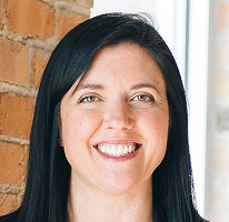 Retrato de Sophie Hartwell, responsable del departamento de atención al cliente, integrante del equipo de servicio